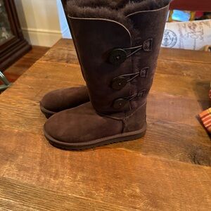 UGG Bailey Button Triplet Leather Sheepskin Boots Sz 5 S/N 1873 Chocolate Brown